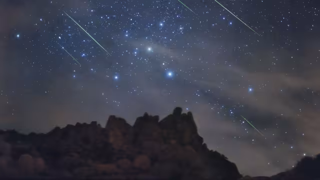 تصویر ستاره دنباله‌دار برای والپیپر و پس‌زمینه در موضوع فضا و نجوم