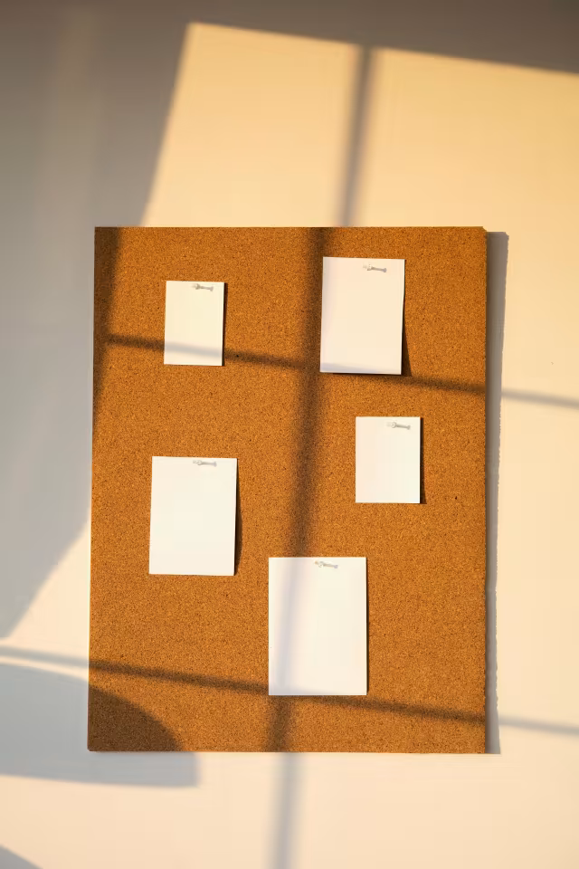 تصویر تابلوی یادداشت برای والپیپر و پس‌زمینه در موضوع تکنولوژی