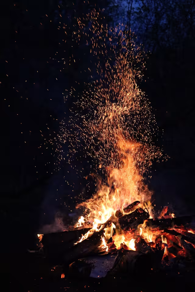 تصویر آتش روشن برای والپیپر و پس‌زمینه در موضوع علم و طبیعت