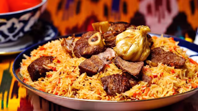 تصویر بریانی مرغ برای والپیپر و پس‌زمینه در موضوع غذا و آشامیدنی