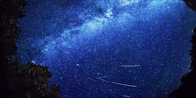 تصویر شهاب‌سنگ برای والپیپر و پس‌زمینه در موضوع فضا و نجوم