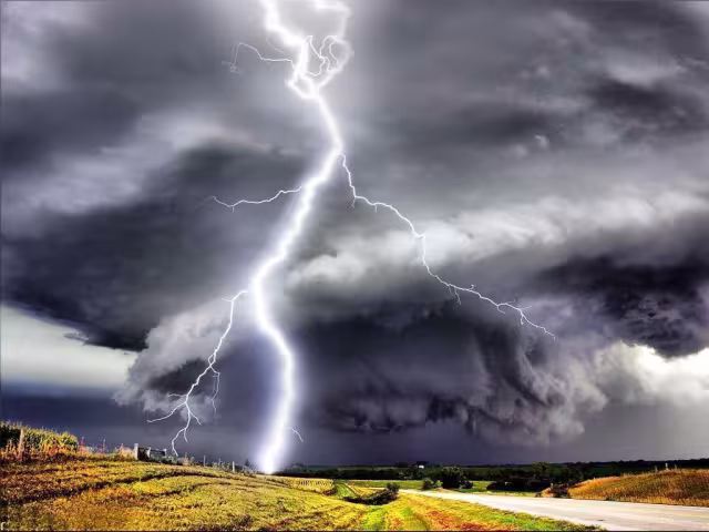 تصویر گردباد برای والپیپر و پس‌زمینه در موضوع علم و طبیعت