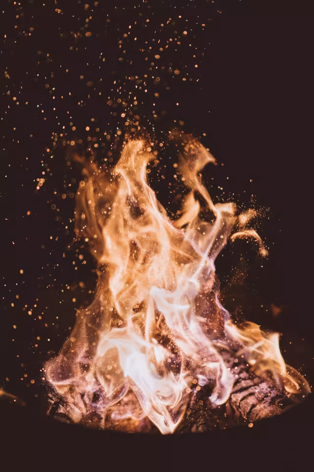 تصویر آتش برای والپیپر و پس‌زمینه در موضوع علم و طبیعت