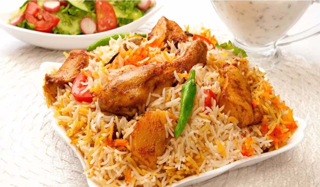 تصویر بریانی مرغ برای والپیپر و پس‌زمینه در موضوع غذا و آشامیدنی